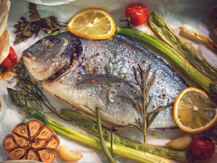 Orata al forno con finocchi e olive: un secondo leggero e saporito