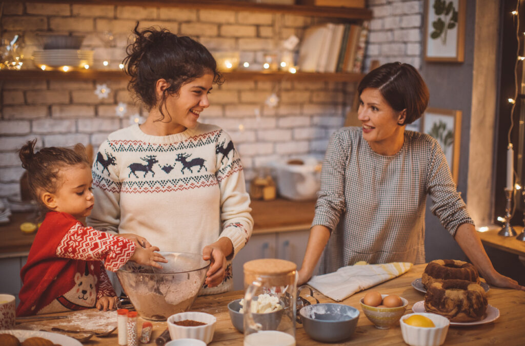 mamma e figli cucinano un dolce di natale