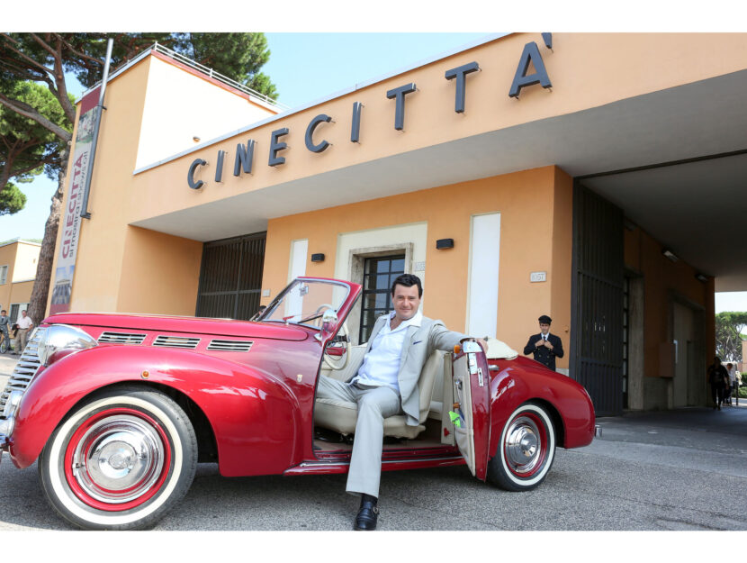 Una scena del biopic "Permette? Alberto Sordi" diretto da Luca Manfredi con Edoardo Pesce nei panni