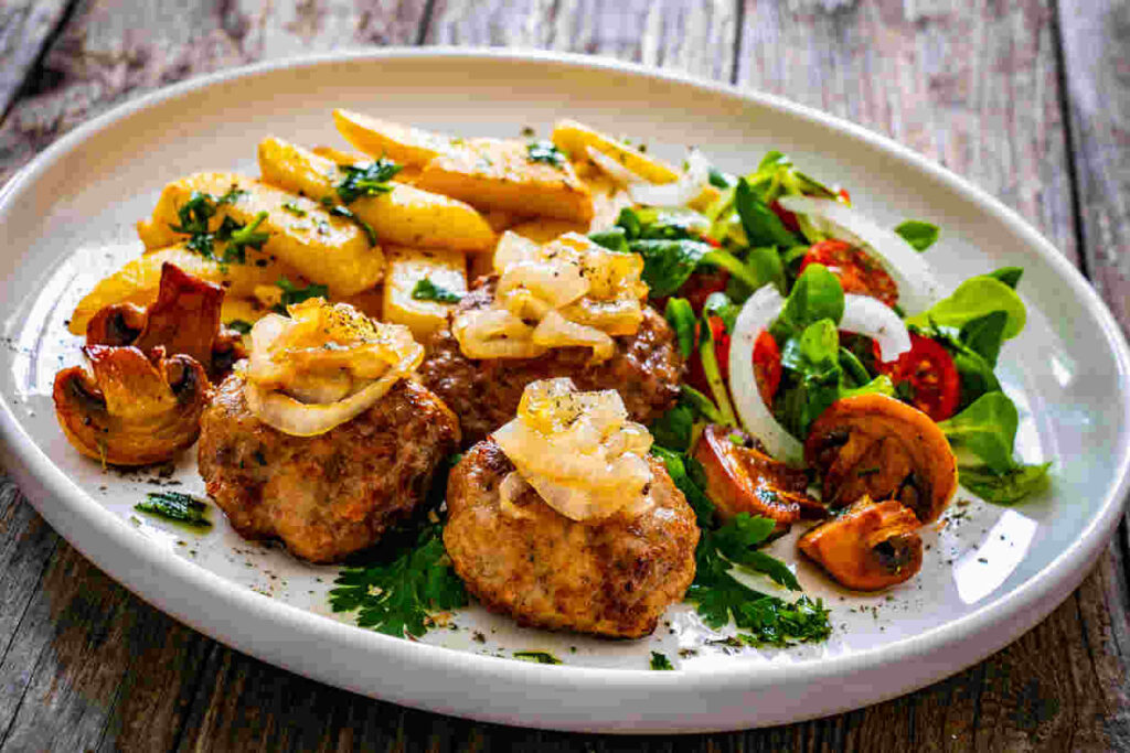 polpette con cipolle e patate in piatto