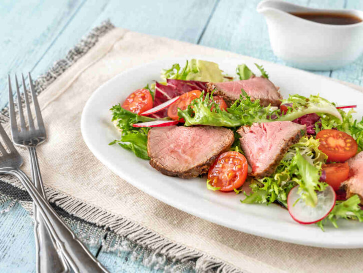 Roast beef con pesto ligure e pomodorini