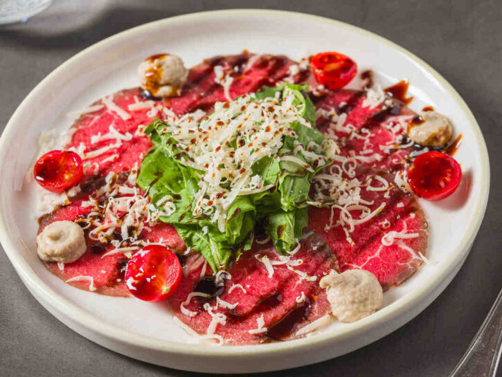 Rollé di carpaccio con fichi e grana: ricetta facile e gustosa