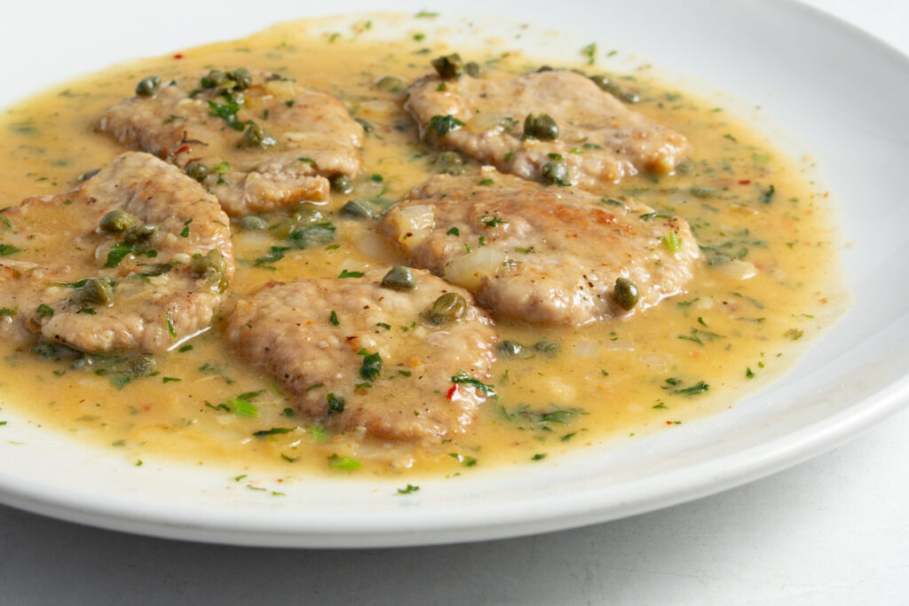 Scaloppine di vitello su piatto