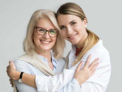 Come funziona il lavoro di badante: mansioni e competenze