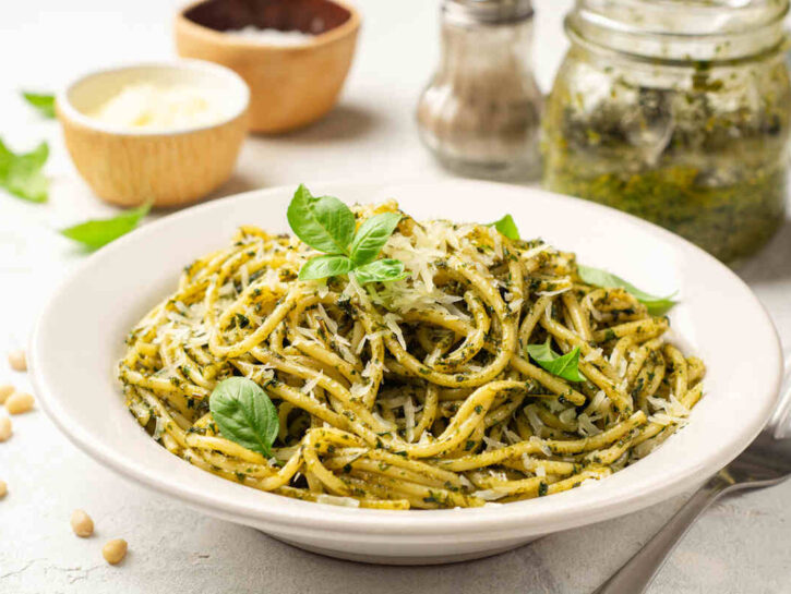 Spaghetti al tonno fresco e pesto: ricetta facile e sfiziosa
