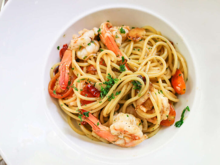 Straccetti alle verdure con scampi: la ricetta gustosa