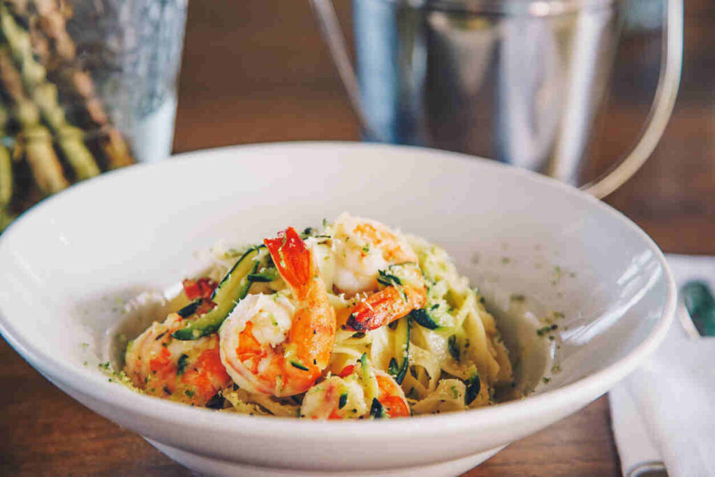 spaghetti con scampi e verdure