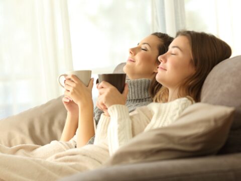 Tutti i segreti delle tisane per dormire bene, già pronte e fai da te