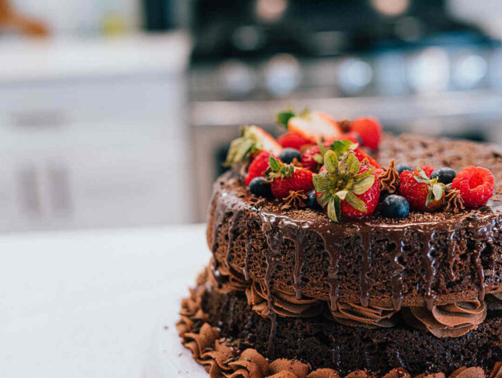 Torta di bignè al cioccolato e frutti di bosco