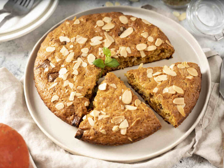 Torta di carote e pinoli: la ricetta morbida senza farina