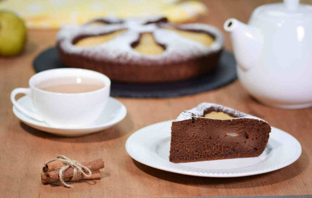 pezzo di torta al cioccolato e pere