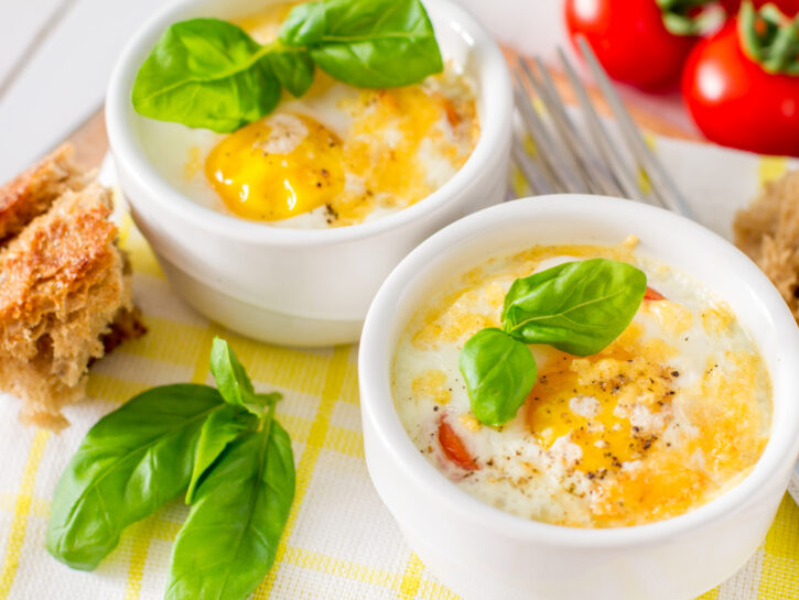 Uova in cocotte alla triestina: ricetta cremosa e raffinata