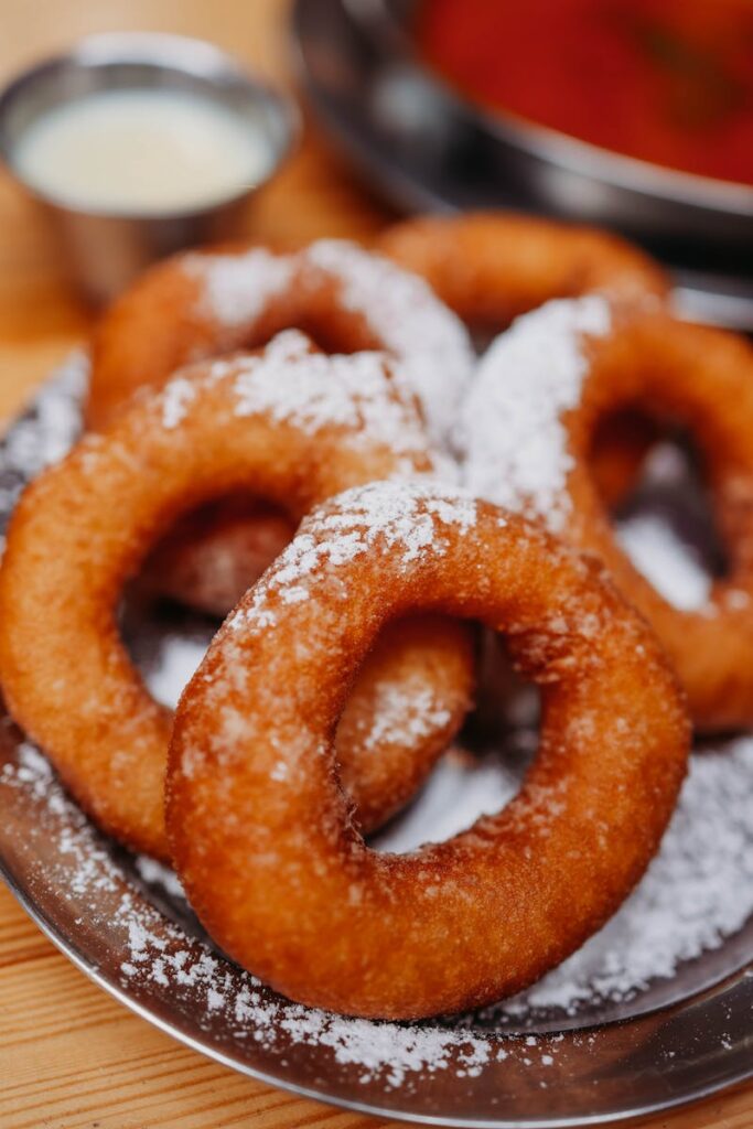 ciambelline fritte su vassoio
