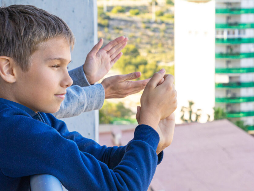 Bambino sul balcone