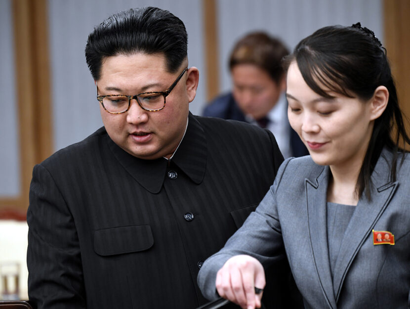 Il leader della Corea del Nord Kim Jong-un firma il libro degli ospiti accanto a sua sorella Kim Yo-