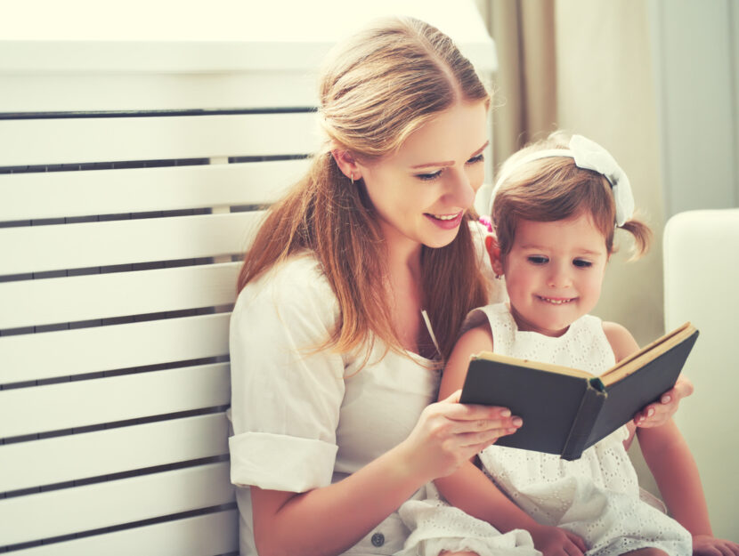 Mamma bambina leggono libro