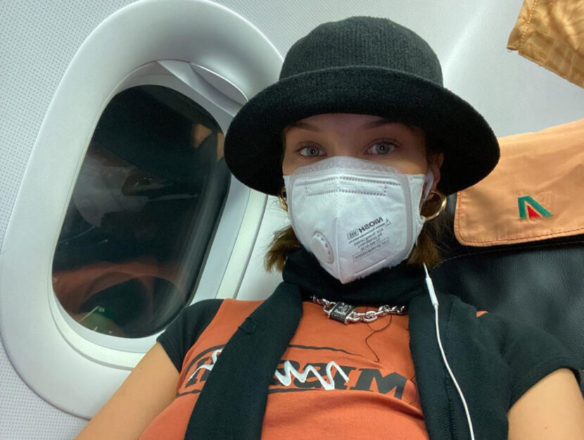 Bella Hadid in mise da viaggio con mascherina