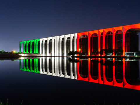 Il Tricolore nazionale illumina di speranza Palazzo Mondadori