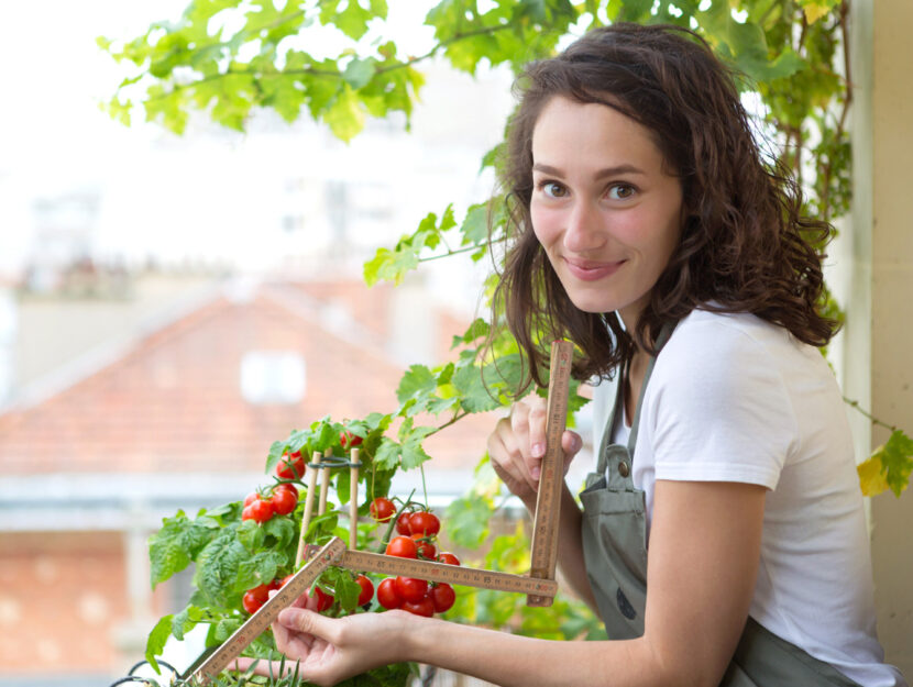 Ragazza pomodori balcone metro