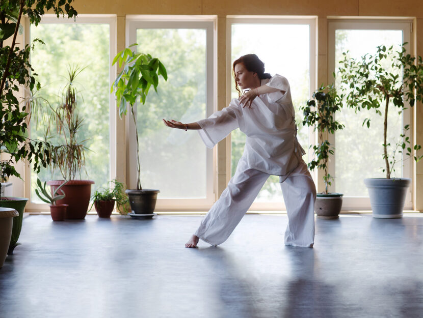 Donna che pratica il Tai Chi