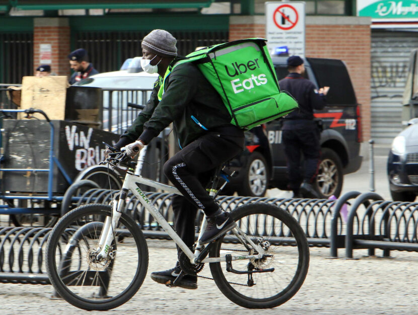 Un biker rider in centro al lavoro in bicicletta, Milano