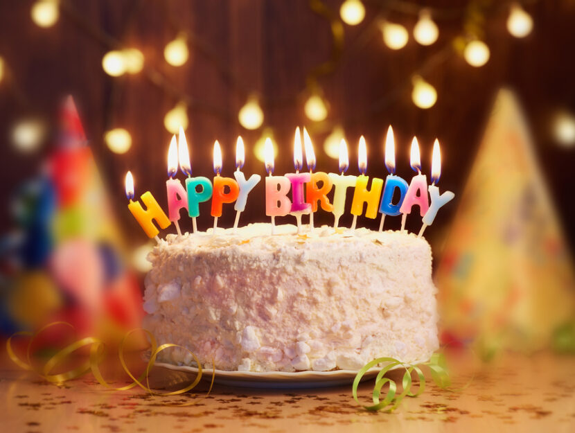 buon compleanno bambina di 2 anni in abito rosa. torta bianca con