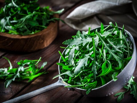 Rucola cruda e rucola cotta: proprietà e controindicazioni