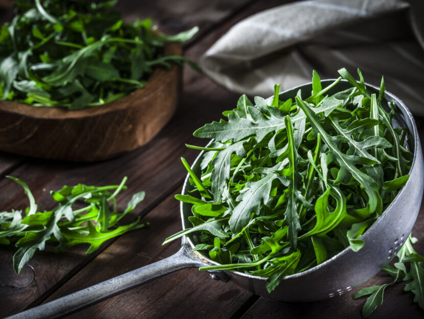 Rucola cruda e rucola cotta: proprietà e controindicazioni