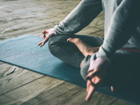 Yoga per principianti: 5 posizioni base da fare a casa