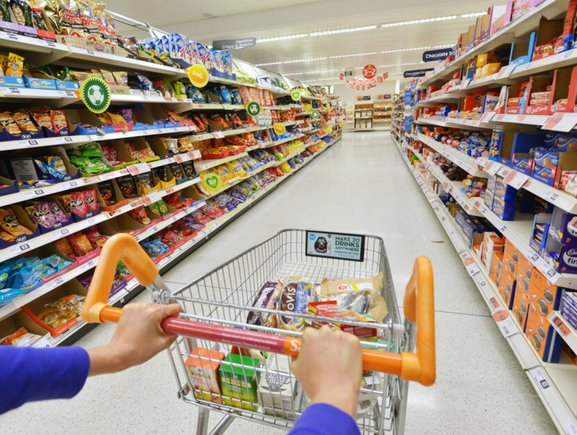 Donna carrello supermercato spesa