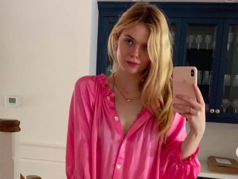 L'attrice Elle Fanning in camicia da notte su Instagram