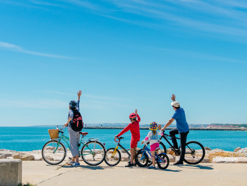 Famiglia vacanza bici mare