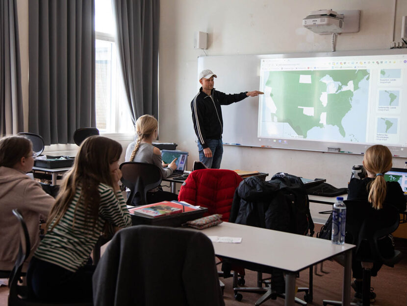 Un insegnante in classe in una scuola danese. Foto di Kristian Buus/In Pictures via Getty Images