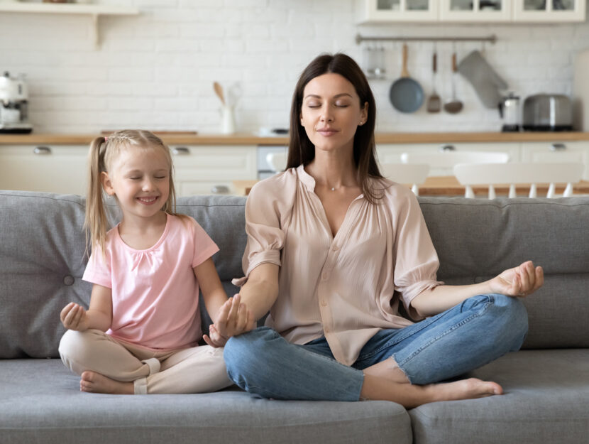 Mamma bambina yoga divano cucina