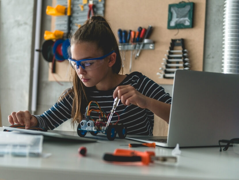 Ragazzina Stem robotica pc