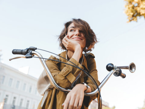 10 regole per muoversi in bici in città: dal contromano all'uso delle corsie preferenziali