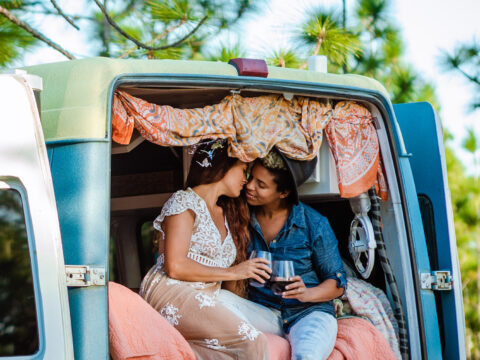 Skoolie & furgoni camperizzati: le vacanze su ruote eco e di tendenza