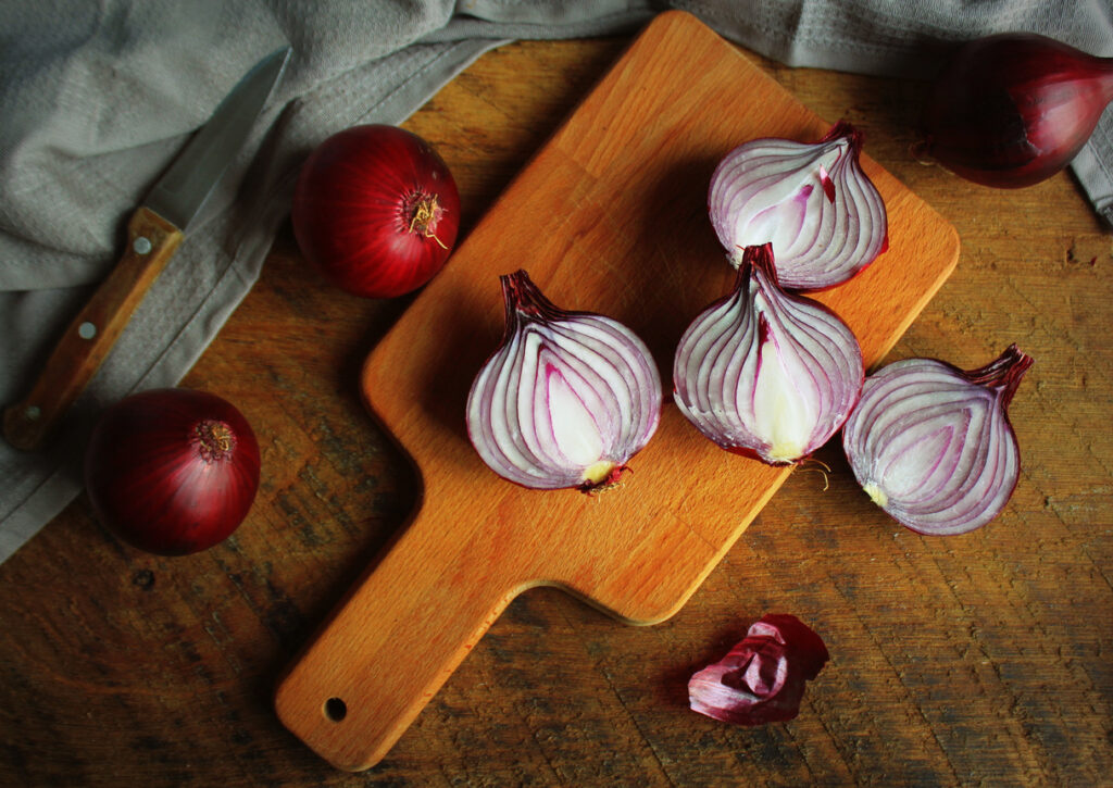 cipolle rosse tagliate sul tagliere