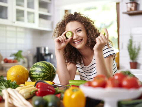 Sgonfiarsi con la frutta e la verdura estiva