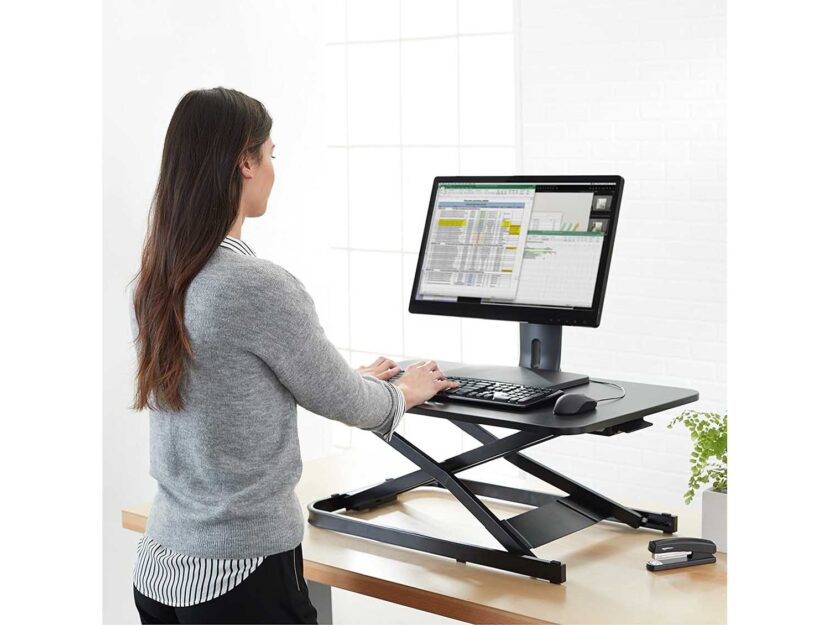 Standing desk: cos'è e i benefici del lavorare in piedi - Donna Moderna