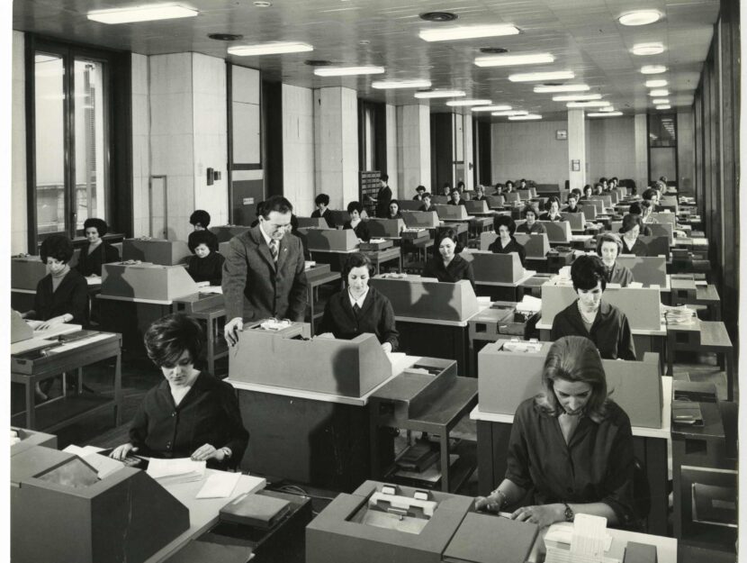 Il personale femminile al lavoro al Centro Elettronico della Cariplo, 1969. Fotografia di Elle2  Fo