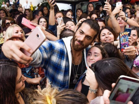 Can Yaman, il divo turco che fa impazzire le italiane