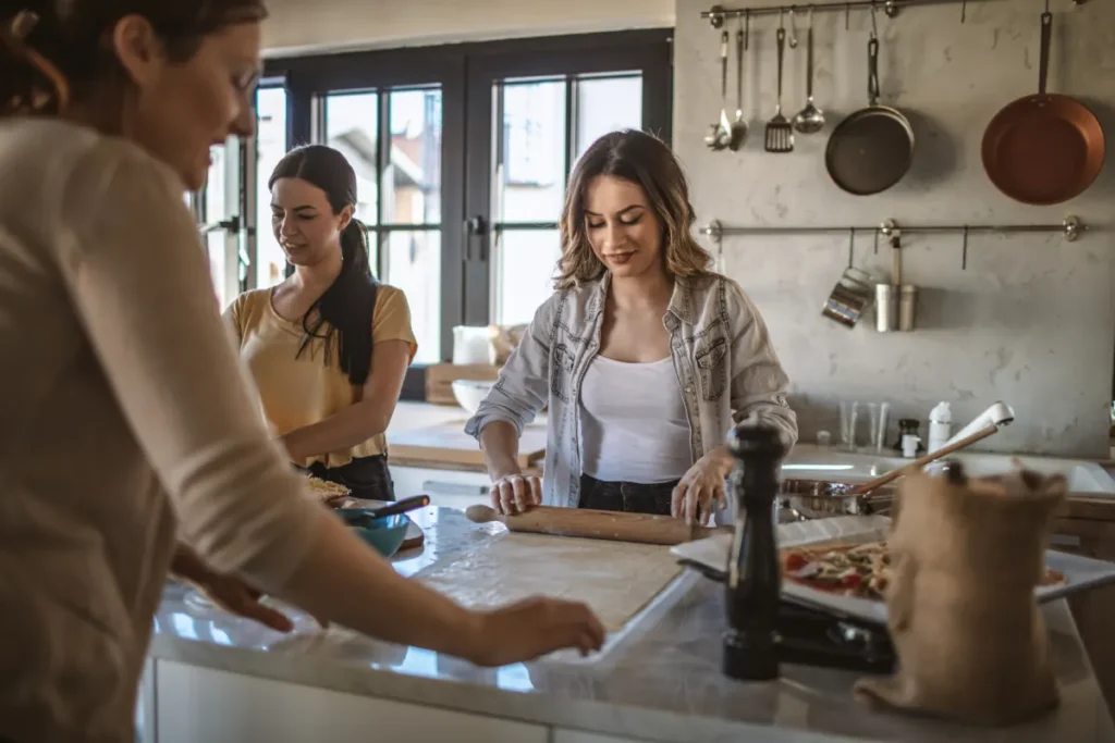 Alcune donne cucinano insieme