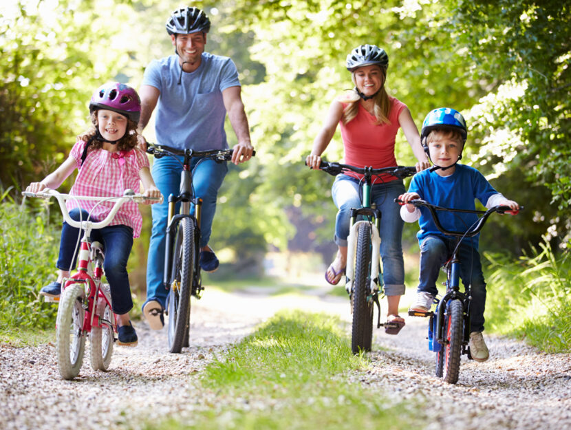 Famiglia bici bosco