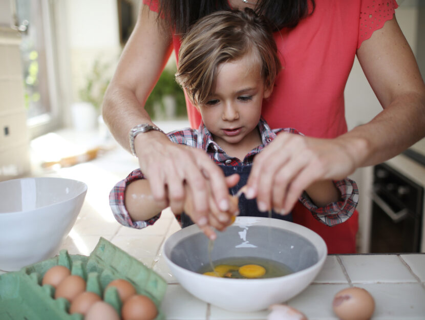 Mamma bambino cucina uova