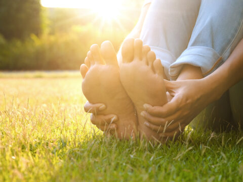 Piedi gonfi, stanchi e doloranti: cause e rimedi naturali