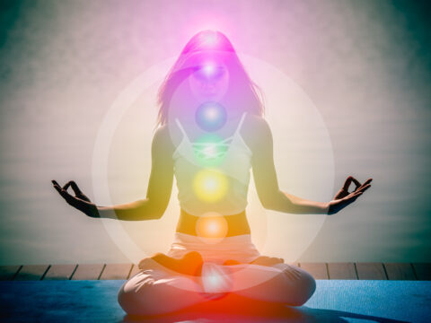 7 esercizi yoga per risvegliare i 7 chakra