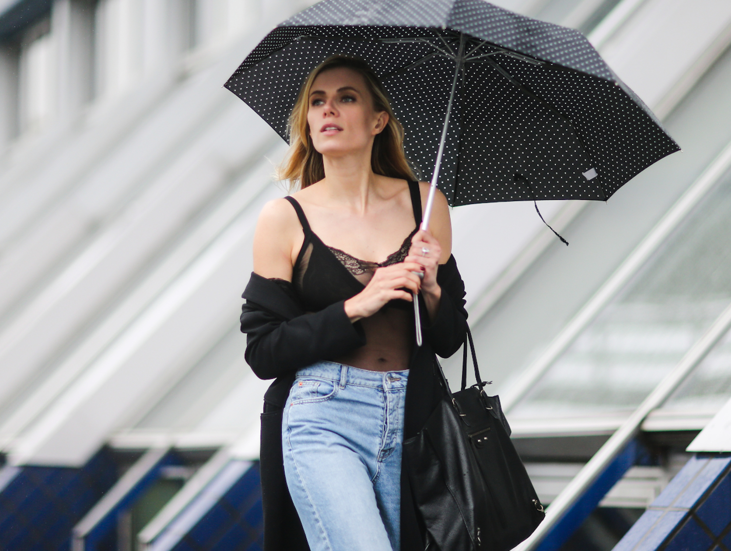Come vestirsi quando piove in estate 5 tendenze 2020 Donna Moderna