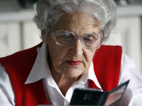 Internet piace (e fa bene) agli over 60