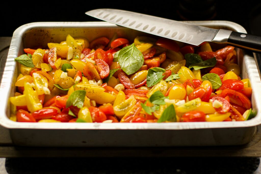 Peperoni gialli e rossi in teglia da forno